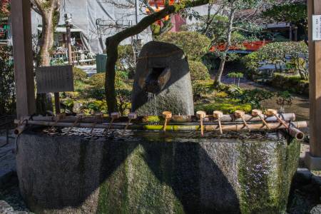 La "fontaine" où l'on se "purifie" avant la prière