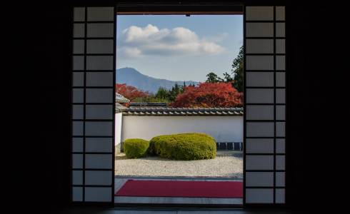 Vue depuis l'intérieur du temple