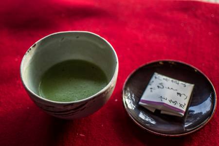 Un thé matcha servi dans le temple