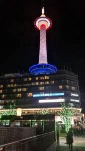 Kyoto tower vue d'en bas